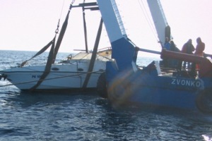 Susak, 26. studenoga 2011. - brod-dizalica 'Zvonko' izvukao je 9 metara dugi gliser sa 41 metar dubine, temeljem zahtjeva vlasnika potonuloga glisera
